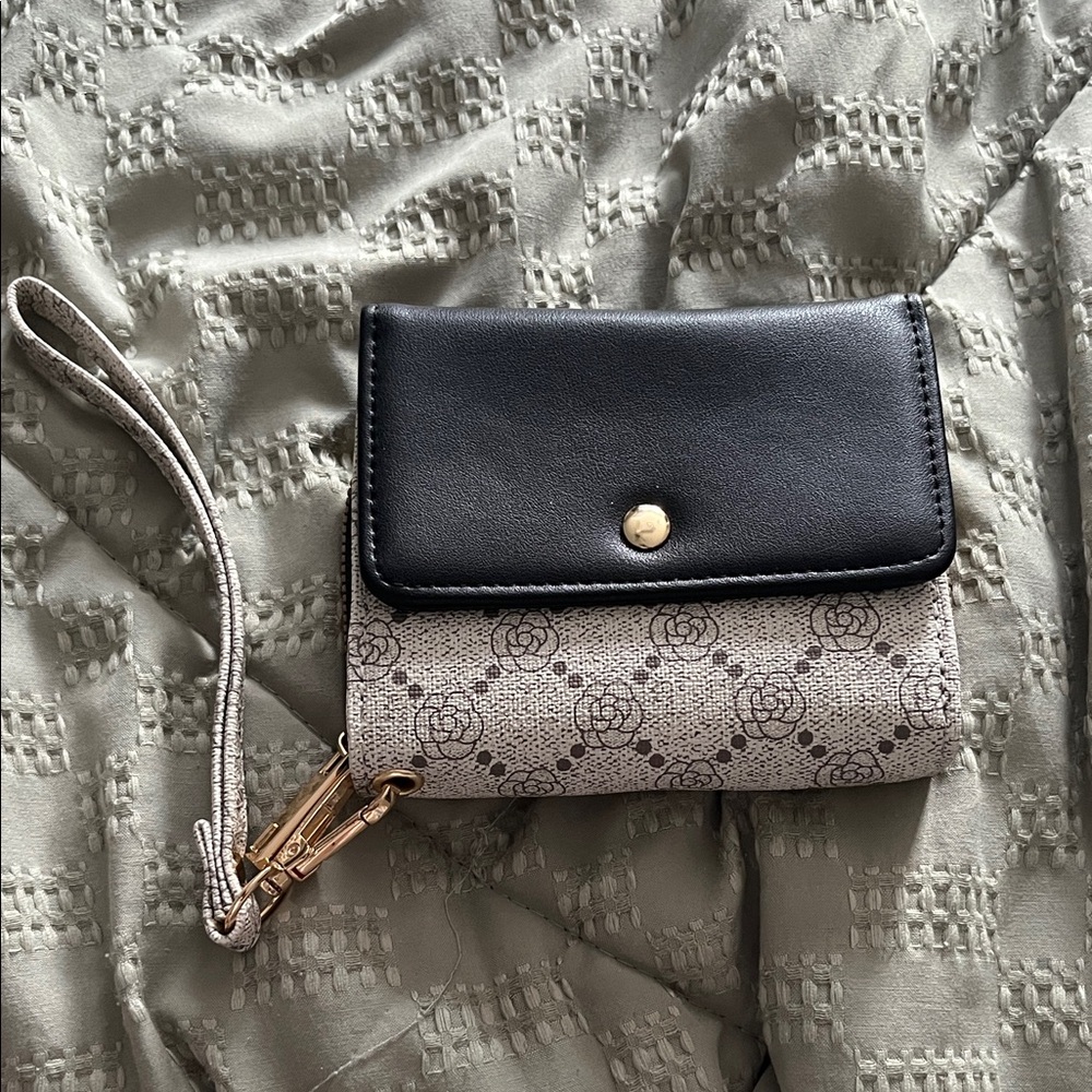 Elegant Black and Cream Women's Wristlet